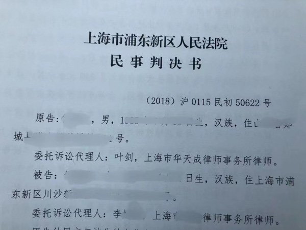 征地拆遷遇地痞流氓來逼遷我們該怎么辦!龍華區(qū)律師：送他們?nèi)プ? src="/uploads/76/107.jpg"/></p>
<p>
　　一、仔細(xì)認(rèn)清，拆遷中這樣的人屬于黑惡勢力!
</p>
<p>
　　近日，山東省濟(jì)南市公安局首次公布了黑惡勢力的29種常見表現(xiàn)形式，并鼓勵全社會參與掃黑除惡。請拆遷戶仔細(xì)認(rèn)清，如果你身邊出現(xiàn)了這樣一群地痞流氓，那么他們很可能屬于黑惡勢力：
</p>
<p>
　　他們戴著大金鏈子，紋著夸張的紋身，成群結(jié)隊地在拆遷戶家里肆意挑釁
</p>
<p>
　　他們滿口臟話、蠻橫、粗暴，還可能隨身、隨車攜帶著管制刀具或棍棒，給拆遷戶造成莫大的心理壓力
</p>
<p>
　　他們作為社會閑散人員參與開發(fā)商征地拆遷，仗著人數(shù)優(yōu)勢“擺隊形”、“站場子”，用這種方式恐嚇威脅拆遷戶
</p>
<p>
　　他們晝伏夜出、惹是生非，在深夜拿著大喇叭吆喝，放鞭炮，砸門窗、潑油漆、毀監(jiān)控，借此逼迫拆遷戶簽字搬遷。
</p>
<p>
　　……
</p>
<p>
　　二、為非作歹的黑惡勢力，你們該收斂了!
</p>
<p>
　　龍華區(qū)律師認(rèn)為，違法強(qiáng)拆中黑惡勢力的行為有可能觸犯《刑法》中的多項罪名：
</p>
<p>
　　1.隨意毆打、辱罵、恐嚇拆遷戶情節(jié)惡劣，涉嫌尋釁滋事罪
</p>
<p>
　　2.未經(jīng)拆遷戶同意闖入家門，涉嫌非法侵入公民住宅罪
</p>
<p>
　　3.未經(jīng)法定程序違法強(qiáng)拆房屋，涉嫌故意毀壞財物罪
</p>
<p>
　　4.以故意傷害為目的，暴力毆打拆遷戶，涉嫌故意傷害罪
</p>
<p>
　　5.非法拘禁拆遷戶，剝奪其人身自由逼迫其簽協(xié)議的，涉嫌非法拘禁罪
</p>
<p>
　　6.黑惡勢力發(fā)展為黑社會性質(zhì)的組織，組織、領(lǐng)導(dǎo)和積極參加的人員涉嫌組織、領(lǐng)導(dǎo)、參加黑社會性質(zhì)組織罪。
</p>
<p>
　　所以某些地方的拆遷黑惡勢力，某些為非作歹的地痞無賴，別再“擺隊形、站場子”了，你們該收斂了!否則，任何拆遷戶都可以依法送你們進(jìn)牢房。
</p>
<p>
　　三、對付拆遷黑惡勢力，怎樣送他們?nèi)プ?
</p>
<p>
　　1.報警
</p>
<p>
　　遇到違法強(qiáng)拆中的黑惡勢力違法犯罪，必須第一時間報警且報警必須撥打110，切忌撥打當(dāng)?shù)嘏沙鏊娫捇蛎窬娫挘瑘缶瘯r進(jìn)行電話錄音。
</p>
<p>
　　報警時要冷靜清晰說明自己遭遇的黑惡勢力違法犯罪的情形，并且明確報警的訴求。
</p>
<p style="TEXT-ALIGN: center"><img alt=