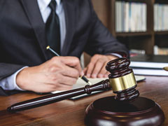 <b>深圳勞動合同律師解讀：勞動合同中的權利與義務規定</b>